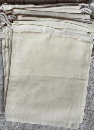 Крафтовый подарочный котоновый мешочек 8х10 см с затяжкой бежевый4 фото