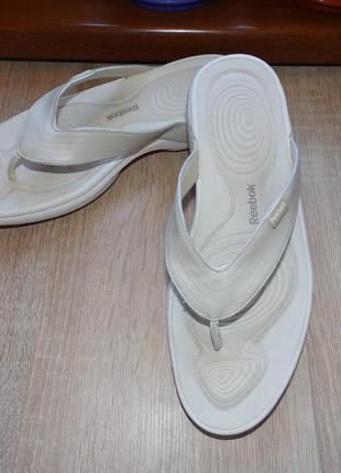 Сандалии , шлёпки reebok easytone flip fitness/toning flip flop sandals 2-j20053