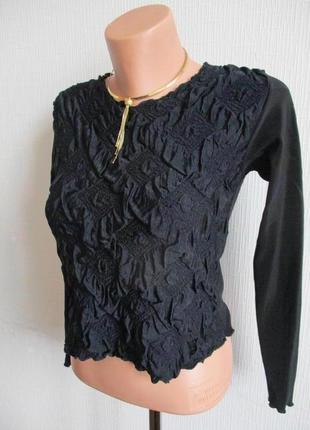 Трикотажная блузка с объемным декором3 фото