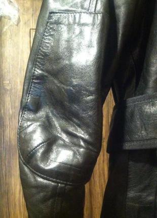 Черная стильная глянцевая кожаная куртка под пояс 100% кожа s италия2 фото