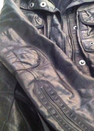 Черная стильная глянцевая кожаная куртка под пояс 100% кожа s италия4 фото