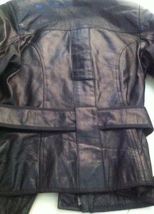 Черная стильная глянцевая кожаная куртка под пояс 100% кожа s италия5 фото