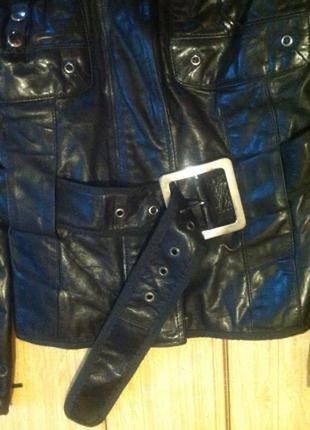 Черная стильная глянцевая кожаная куртка под пояс 100% кожа s италия10 фото
