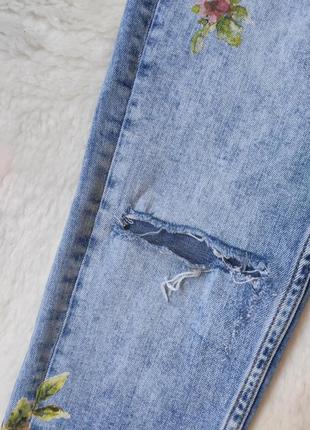 Голубые джинсы скинни кроп цветочным принтом рисунком дырками на коленях варенки джинсы стрейч zara4 фото