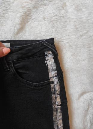 Черные джинсы скинни с серебряными полосками по бокам блестящие со швом пуш-ап пуш ап на попе стрейч6 фото