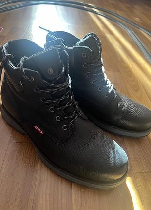 Продам мужские ботинки levi’s 3