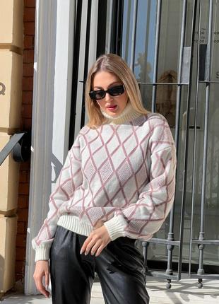 Вязаный свитер в принт с воротником под горло