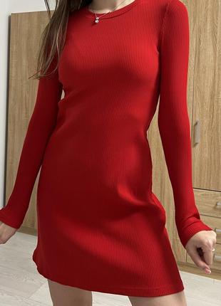 Красное трикотажное платье в рубчик