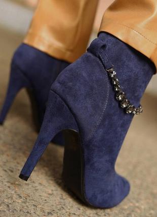 Замшевые демисезонные ботильоны на каблуке.