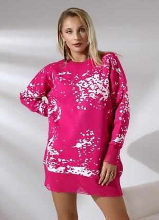 Трендовый оверсайз свитер туника удлиненный свободного кроя с пятнами платья стильный черный бежевый розовый теплый4 фото