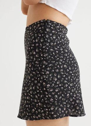 Черная цветочная короткая юбка5 фото