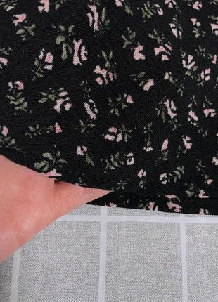 Черная цветочная короткая юбка7 фото