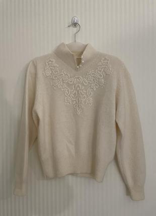 Дуже красивий ангоровий светр з вишивкою, розмір м