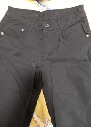 Штани чорні.