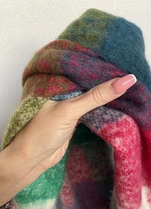 Пушистый яркий теплый разноцветный шарф с бахромой10 фото