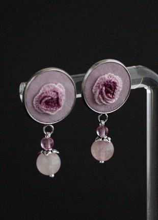 Маленькие сиреневые розовые серьги гвоздики с кварцем нежные украшения с розами5 фото
