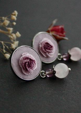 Маленькие сиреневые розовые серьги гвоздики с кварцем нежные украшения с розами7 фото