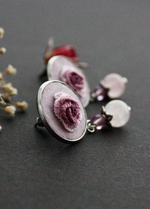 Маленькі бузкові рожеві сережки цвяшки з кварцем ніжні прикраси з трояндами
