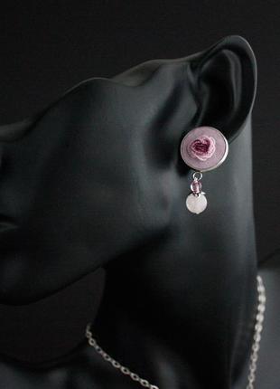 Маленькие сиреневые розовые серьги гвоздики с кварцем нежные украшения с розами2 фото