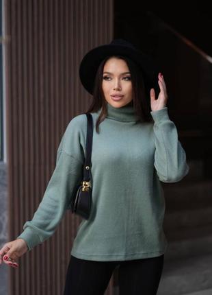 Жіночий утеплений светр гольф під горло