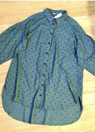 Довга зелена сорочка в горошок