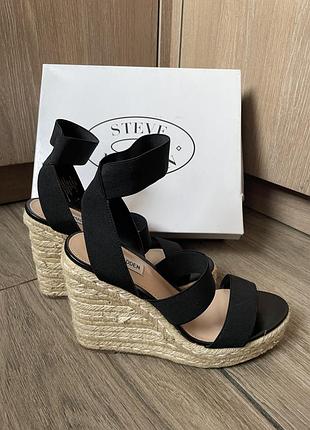 Черные босоножки на высокой плетеной платформе