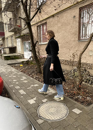 Класичне подовжене пальто по фігурі