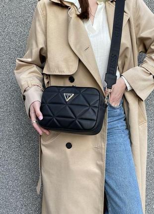 Женская сумка гесс черная guess black puff shoulder bag black/gold