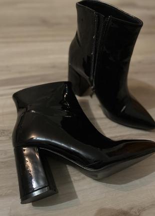 Лаковые ботинки на каблуке4 фото