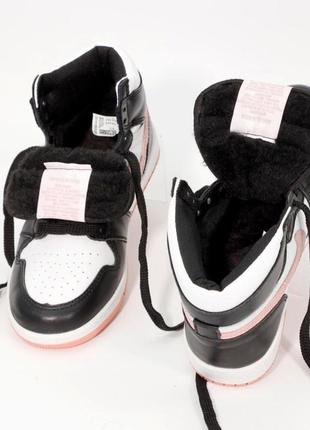 Зимові жіночі кросівки nike air jordan 1 winter pink white black (хутро) 384 фото