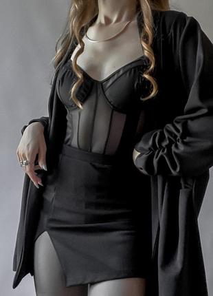 Базовый черный пиджак с драпировкой на рукавах1 фото