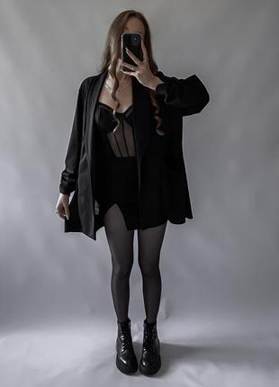 Базовый черный пиджак с драпировкой на рукавах8 фото