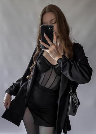 Базовый черный пиджак с драпировкой на рукавах4 фото
