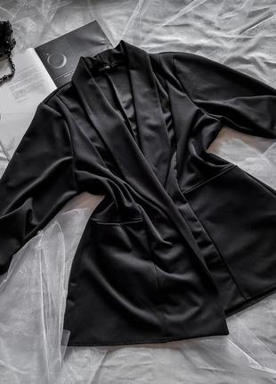 Базовый черный пиджак с драпировкой на рукавах9 фото