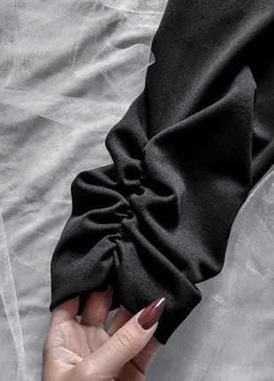 Базовый черный пиджак с драпировкой на рукавах10 фото