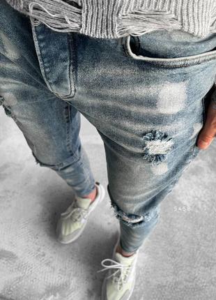 Синие приталенные джинсы мужские рваные3 фото