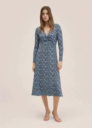 Повседневное платье mango lichi dress medium blue, трикотажное платье в цветочный принт, длина меди