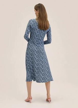 Повседневное платье mango lichi dress medium blue, трикотажное платье в цветочный принт, длина меди3 фото