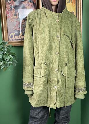 Стильная куртка в оливковом цвете с капюшоном худи и красивым узором7 фото