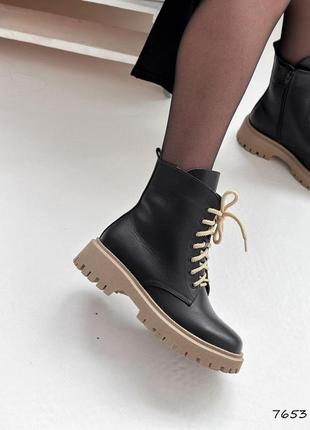 Чорні натуральні шкіряні зимові черевики на шнурках шнурівці товстій бежевій підошві зима шкіра2 фото