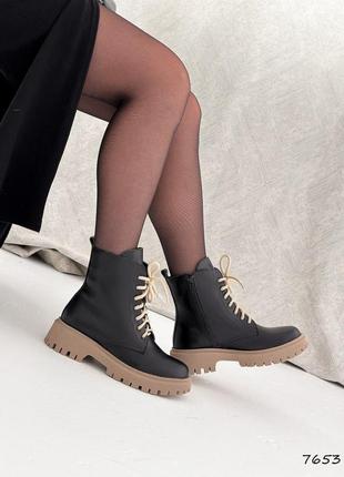 Чорні натуральні шкіряні зимові черевики на шнурках шнурівці товстій бежевій підошві зима шкіра6 фото
