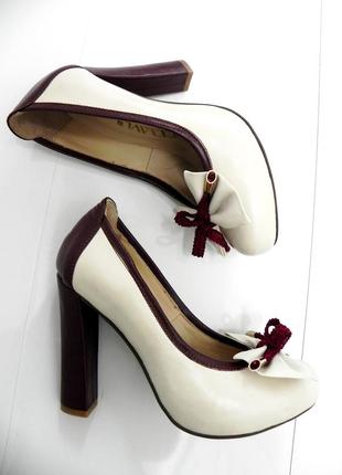 Кожаные туфли светло-бежевые с бордовым  37,38,39