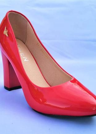 Женские красные туфли на толстом каблуке лаковые модельные (размеры: 36,38,39)6 фото
