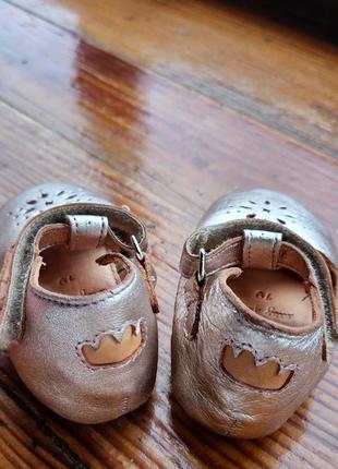 Золотистые туфли (тапки, тапочки, пинетки, босоножки)2 фото