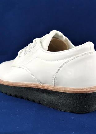 Жіночі туфлі білі лакові кросівки сліпони мокасини (розміри: 40)8 фото