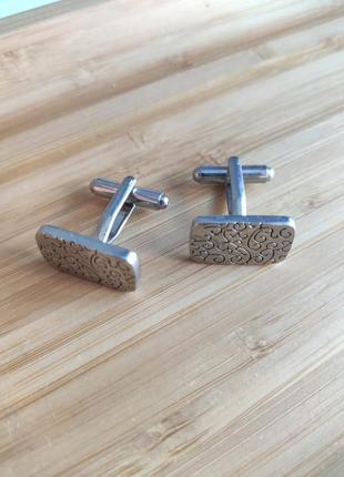 Запонки з тонким візерунком.