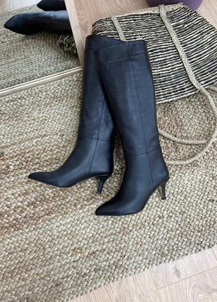 Черные кожаные высокие сапоги на каблуке булавка4 фото