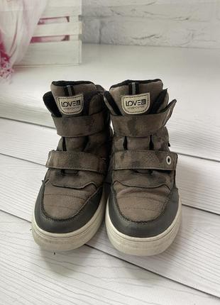 Чоботи черевики ботинки