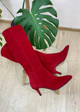 Червоні замшеві чоботи з гострим носком на каблуку4 фото