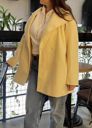 Желтое пальто с поясом na-kd2 фото